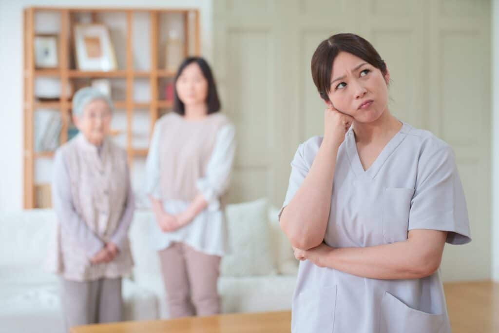 考える女性介護士