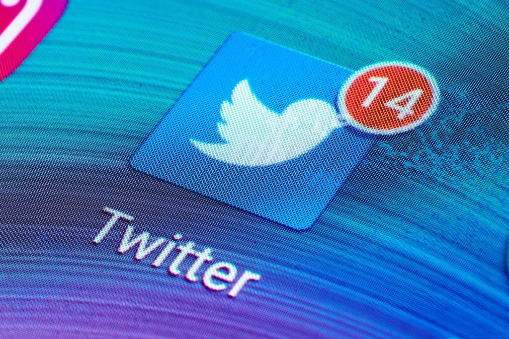 Ændring af Twitters regler for hadefulde handlinger og sletning / konto frysning