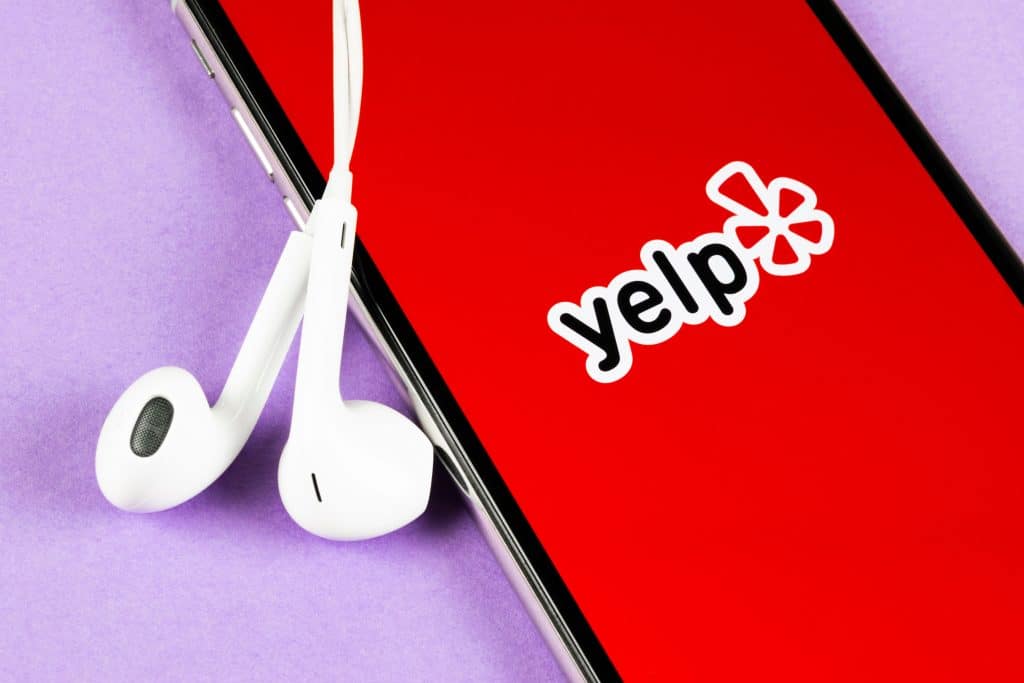 Hvordan fjernes anmeldelser på Yelp (イェルプ) der kan føre til omdømmeskade?
