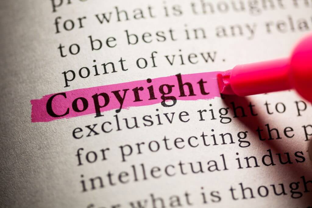 Er gengivelse af korte sprogudtryk som slogans og overskrifter en overtrædelse af ophavsretten?