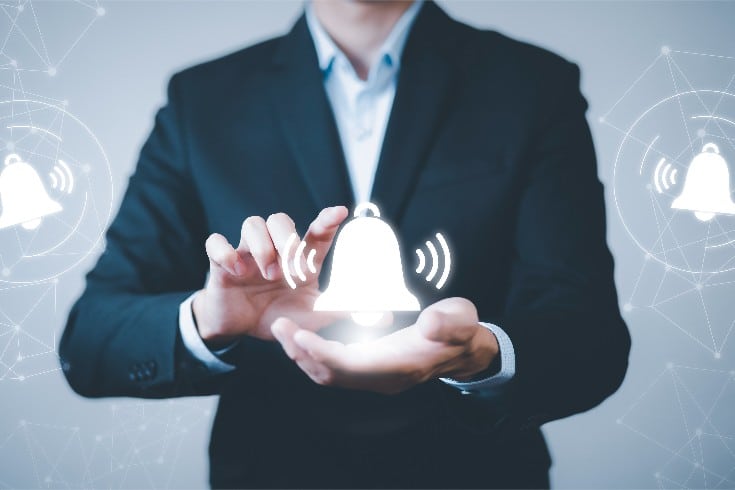 Wann erfährt der Täter von der Löschung von Rufschädigungen oder der Anforderung zur Offenlegung der IP?