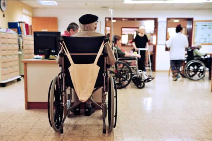 Ein Anwalt erklärt Methoden zur Entfernung von schädlichen Bewertungen in Pflegeeinrichtungen und Altenheimen