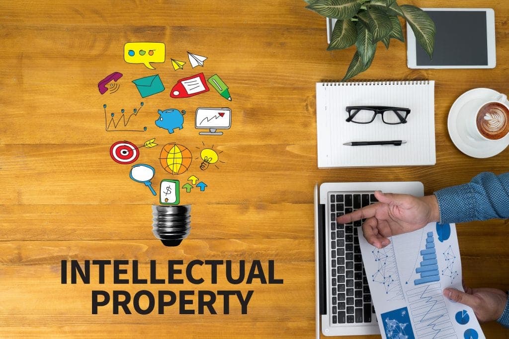 Was sind Risiken einer Verletzung von geistigen Eigentumsrechten wie Patente, Marken, Urheberrechte und deren Gegenmaßnahmen?