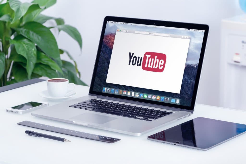 ¿Cuál es el método para solicitar la eliminación de comentarios difamatorios en los videos de YouTube? Un abogado explica