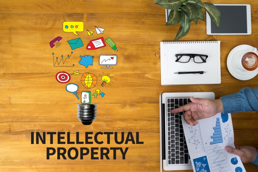 ¿Qué son los riesgos de infracción de derechos de propiedad intelectual como patentes, marcas comerciales, derechos de autor y sus medidas de protección?