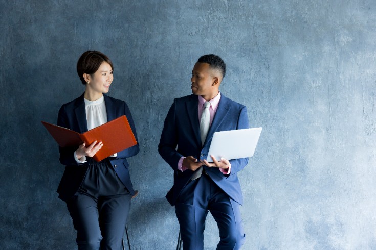 Explicación Clave: Empleo de Talento Extranjero en la Industria de IT y la Obtención de Visas de Trabajo (Tipos, Requisitos y Ventajas de la Visa para Profesionales Altamente Especializados)