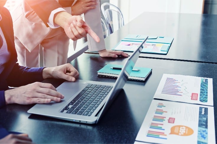 Qu'est-ce que l'obligation de gestion de projet dans le développement de systèmes ?