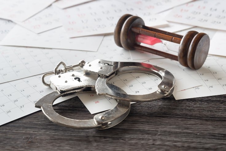 Quelle est la durée nécessaire pour supprimer un article sur un casier judiciaire ou un antécédent criminel qui a été rapporté sous le vrai nom?