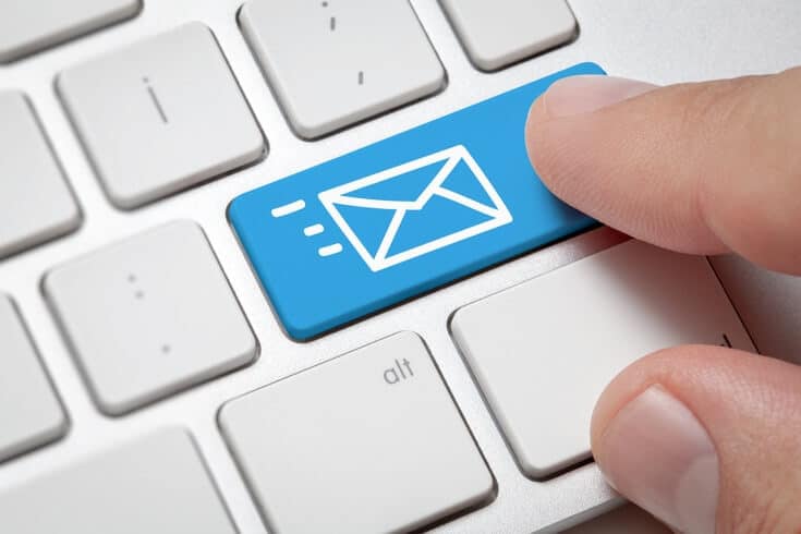 केवल ईमेल पते के मामले में, क्या संदेश प्रेषक की जानकारी का खुलासा करने की मांग संभव है? जब नाम अज्ञात हो, तो विवरण
