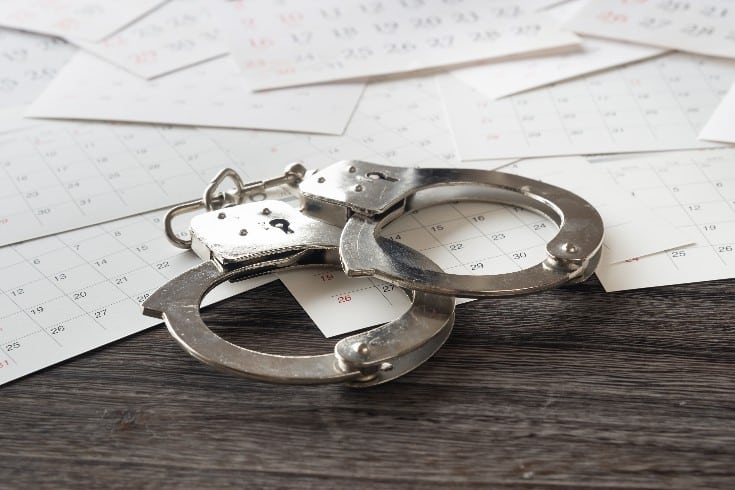 Spiegazione di precedenti giudiziari, criteri, metodi e procedure per la rimozione di articoli online relativi a precedenti arresti e reati