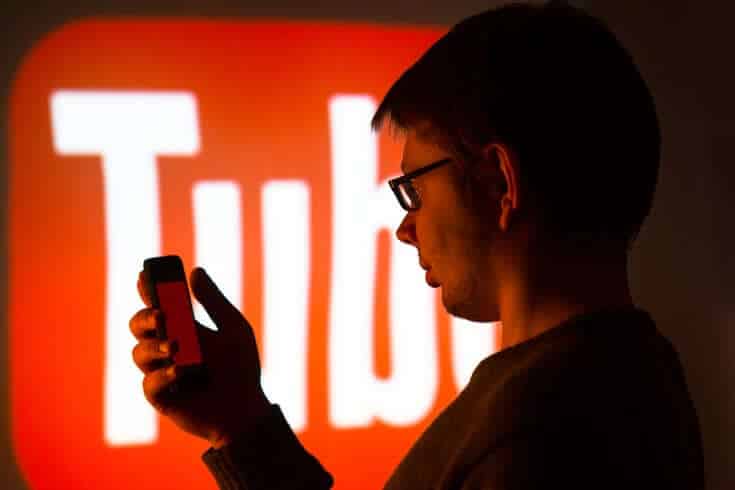 È legale pubblicare video di commenti su YouTube riguardanti incidenti o controversie virali?