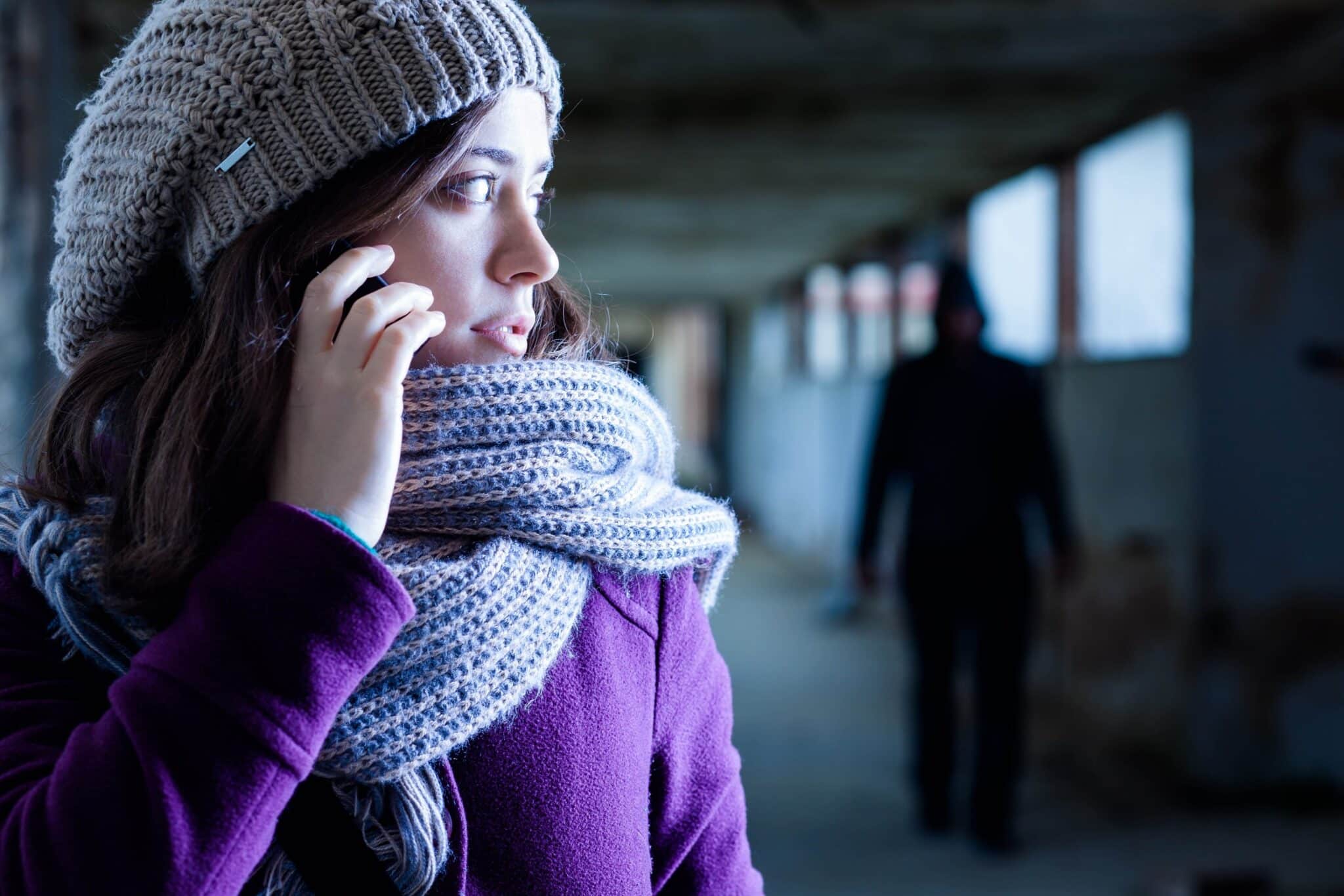 Hva er definisjonen av en 'nettstalker'? Forklaring av kriteriene for når politiet vil gripe inn