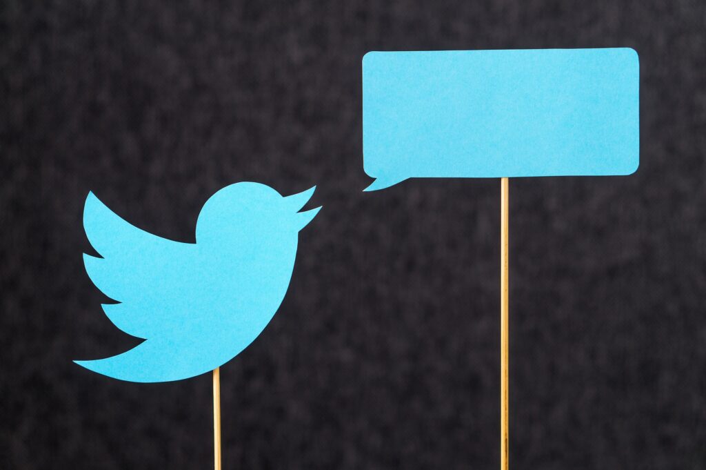Jak zidentyfikować autora postów na Twitterze i standardowe koszty usług adwokackich
