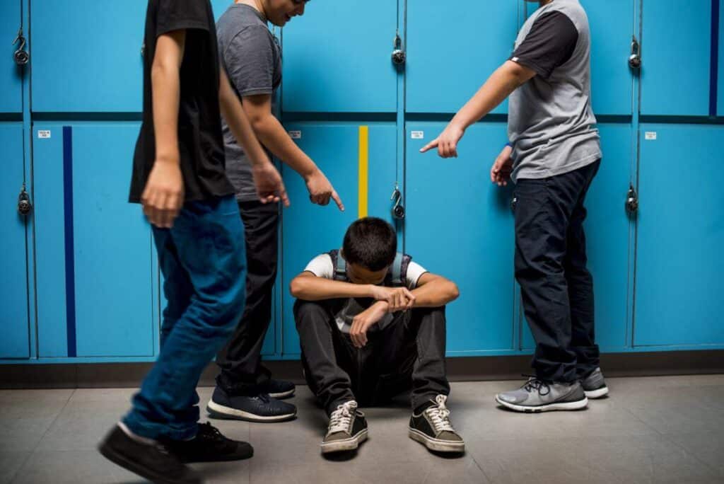 Resposta ao Cyberbullying e outros: Julgamento de medidas de gestão de danos à reputação quando menores são vítimas