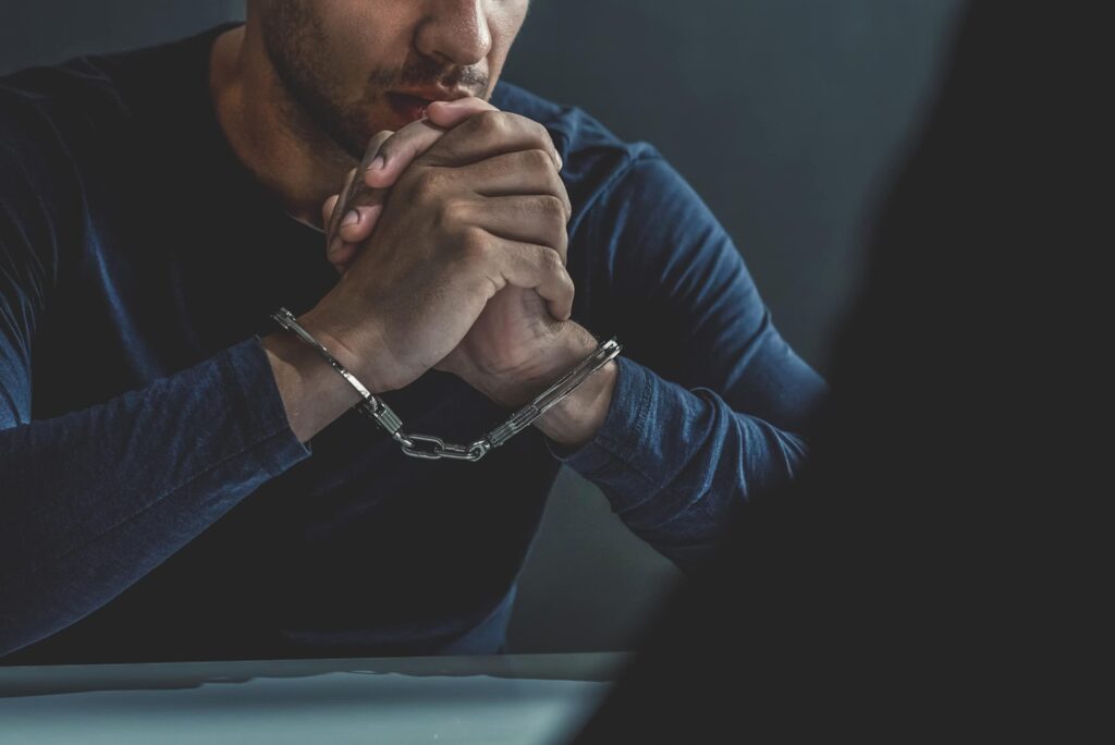 Explicação de precedentes, critérios, métodos e procedimentos para a remoção de artigos online sobre antecedentes criminais e detenções