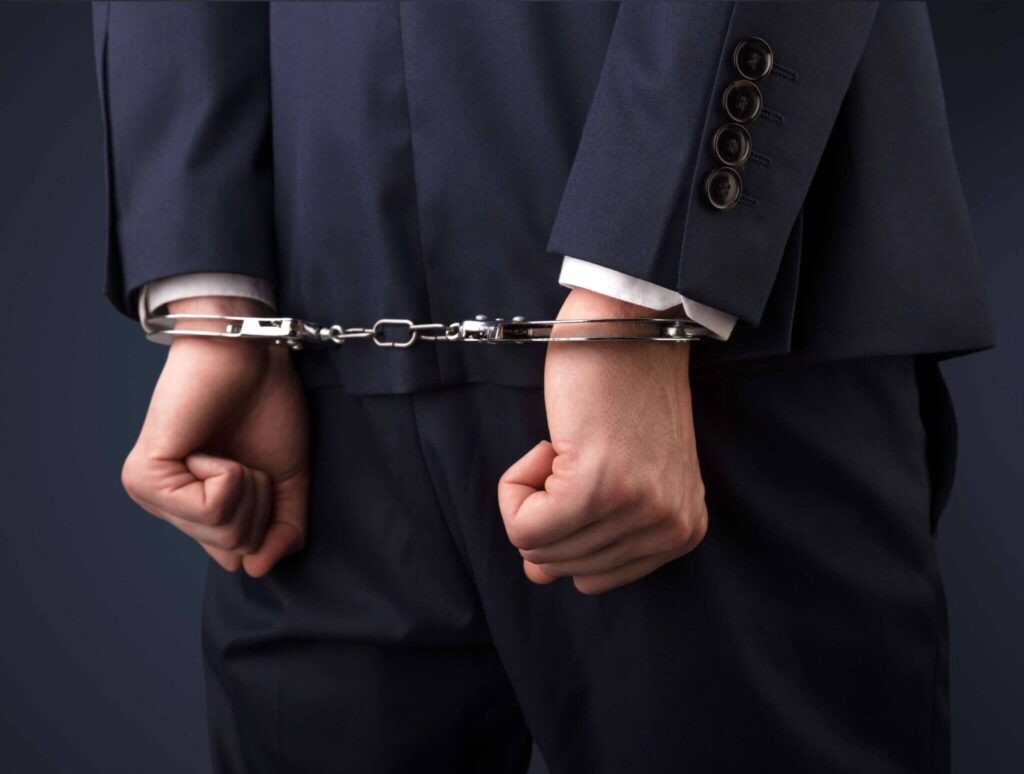 É possível eliminar artigos de prisão de funcionários públicos, informações sobre antecedentes criminais e histórico de crimes? Um advogado explica