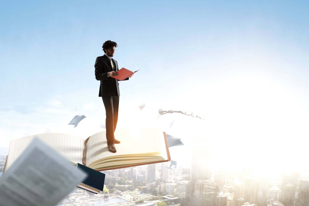Diferenças e vantagens/desvantagens entre o contratante principal e o subcontratante no desenvolvimento de sistemas