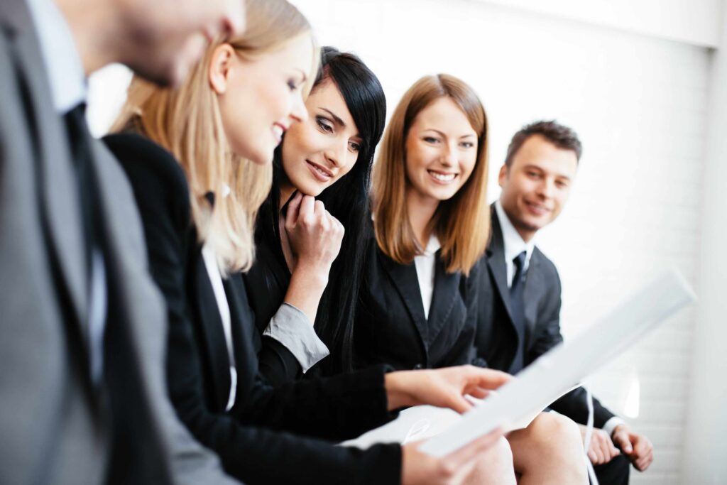 Qual é o método para eliminar comentários negativos da conferência de procura de emprego (就活会議)?