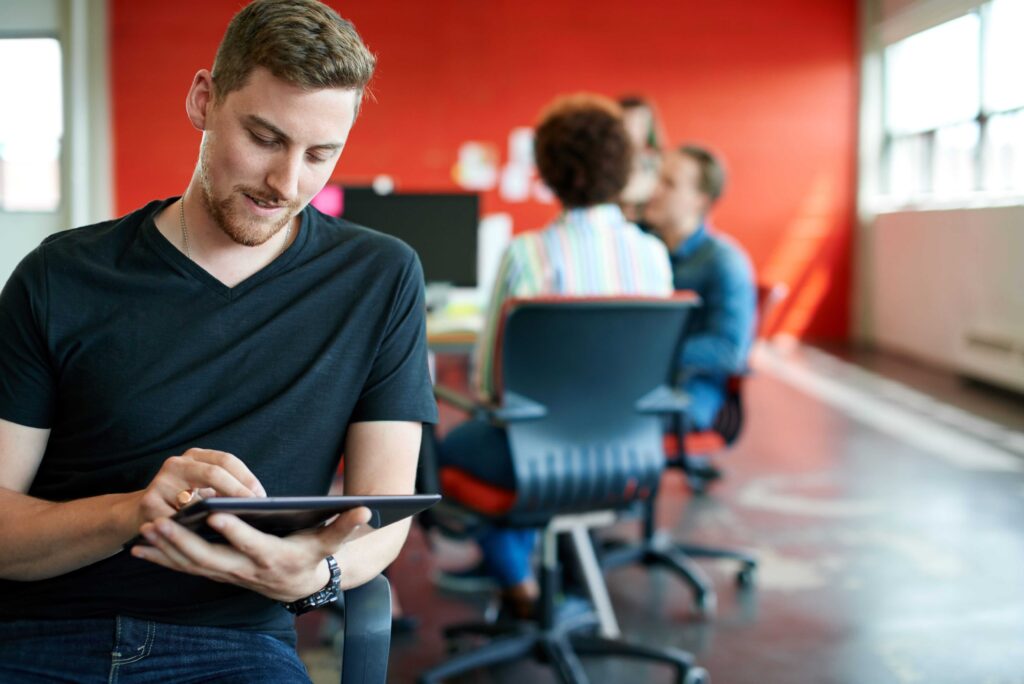 Quais são os pontos de verificação nos contratos das agências de publicidade na internet?
