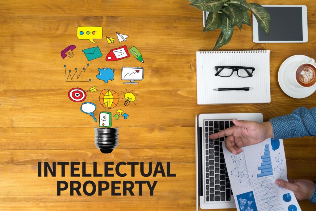 O que são os riscos de violação de direitos de propriedade intelectual como patentes, marcas registradas, direitos autorais e suas medidas de proteção?