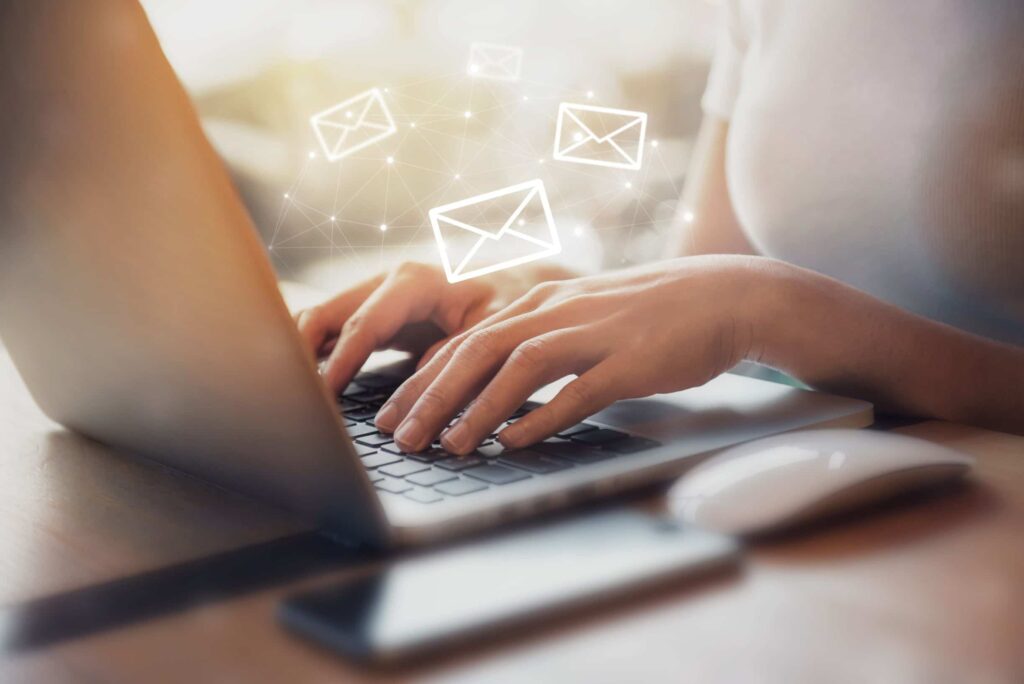 Qual é o critério para a validade de uma demissão disciplinar baseada no uso de email pessoal na empresa?