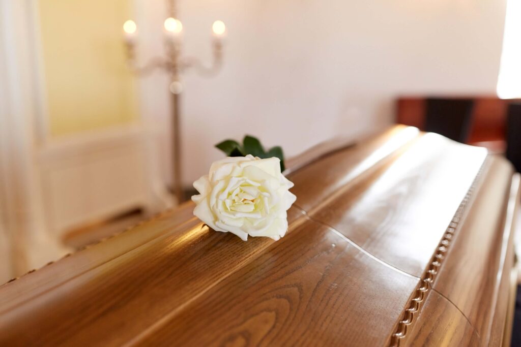 O que são medidas de gestão de danos à reputação em comentários de funerais?