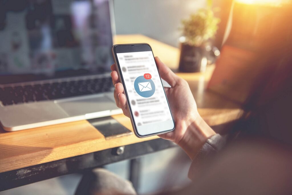 Será que enviar informações pessoais de terceiros por e-mail constitui uma violação da privacidade?