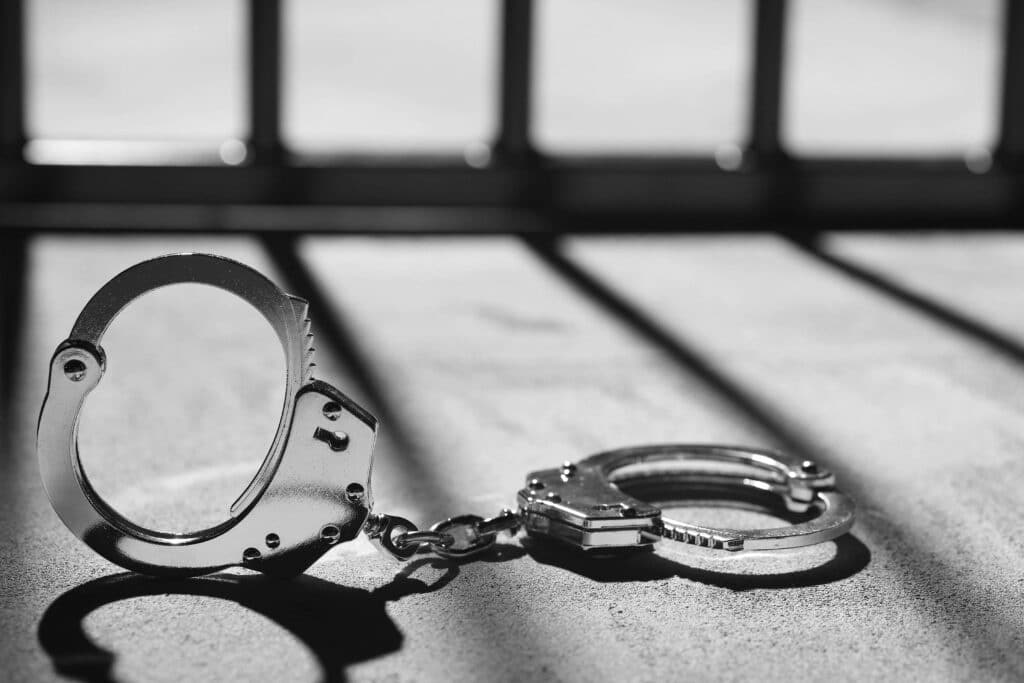 É possível eliminar registos de detenções ou antecedentes criminais que afetam a mudança de emprego da base de dados?