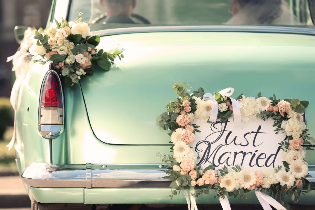 Qual é o método para remover comentários do 'Casamento de Todos' (みんなのウェディング)?