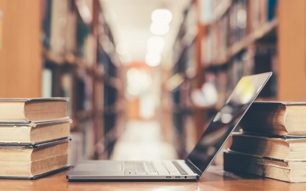 Qual é o valor de mercado e o método de cálculo para pedidos de indemnização por danos a autores de difamação e calúnia?