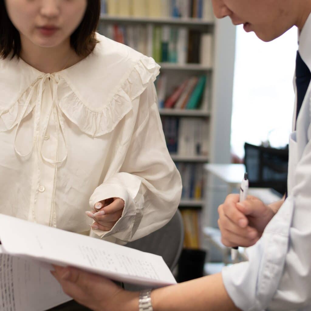 企業の法務部員と法律事務所の事務職員：職務とキャリアパスの違いとは？