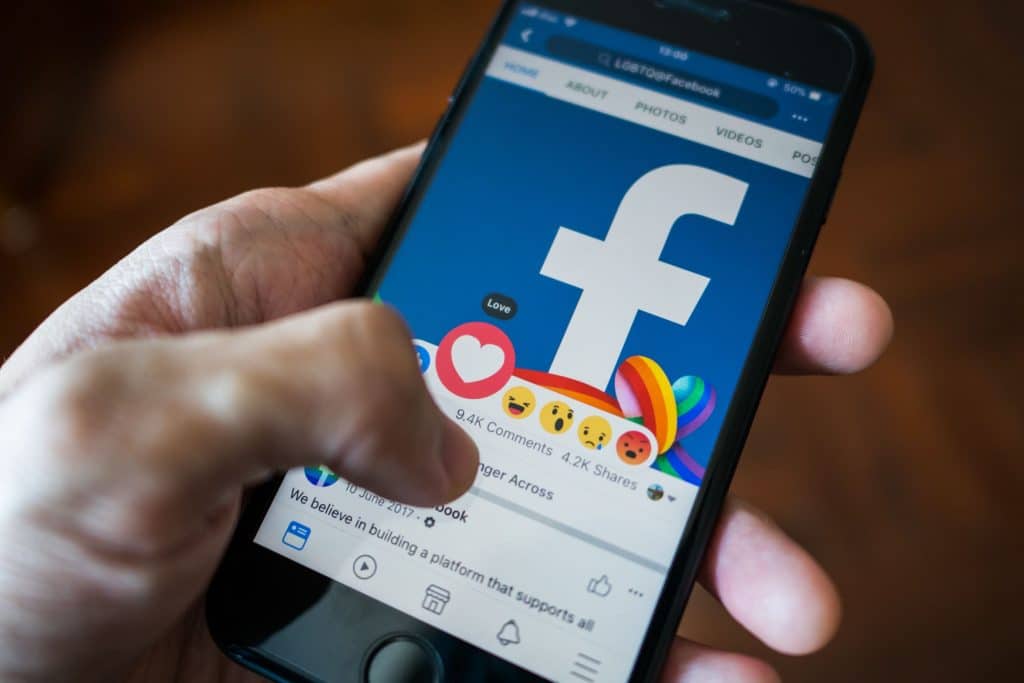 Cum să identifici postările pe Facebook și tarifele standard pentru avocați