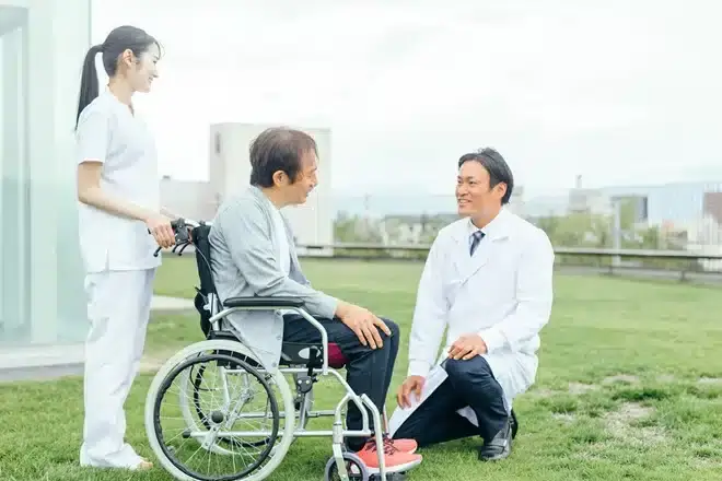 หากเกิดอุบัติเหตุในสถานดูแลผู้สูงอายุ จะทําอย่างไร? อธิบายถึงความรับผิดทางกฎหมายและวิธีการจัดการ