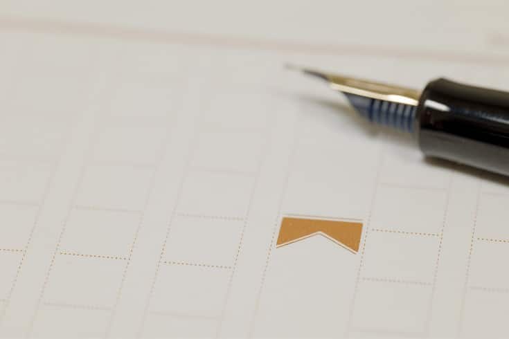 Які є вимоги до дифамації честі в виразах, що містять думки або критику?