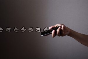 他人の個人情報を電子メールで送るとプライバシー侵害になるのか