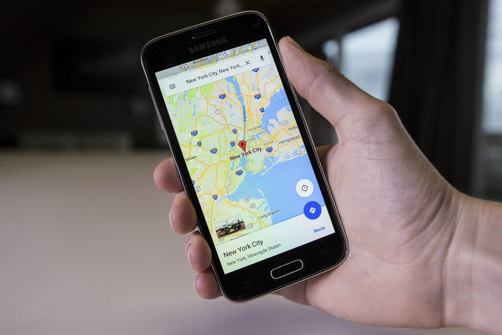 Osoba korzystająca z Google Maps na smartfonie