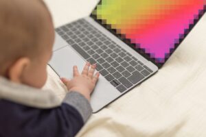 YouTubeで「顔」と「車のナンバー」にモザイクが必要な理由とは