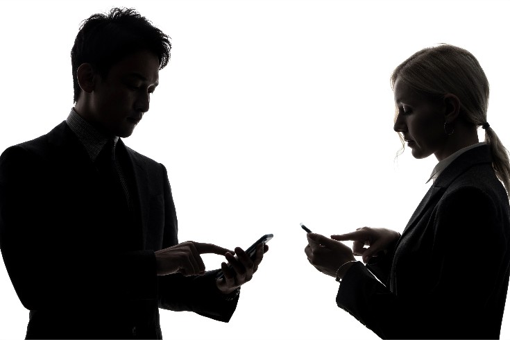 他人の個人情報を電子メールで送ることはプライバシーを侵害するのか