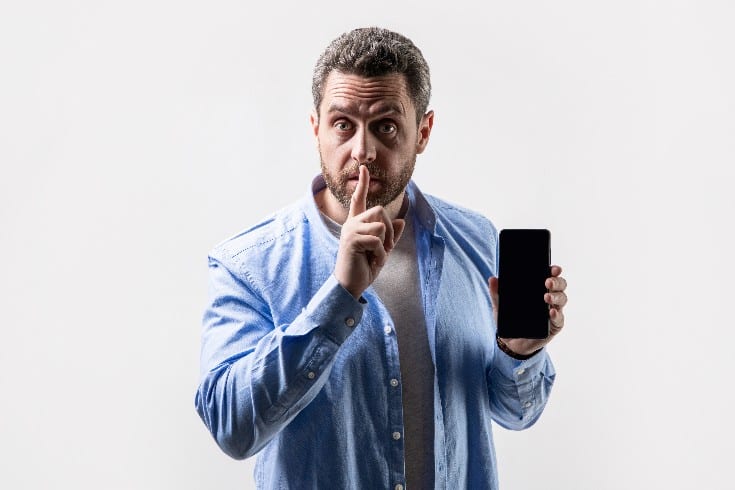 スマホで無断撮影してSNSにアップするのは犯罪?問題をケース別に解説!