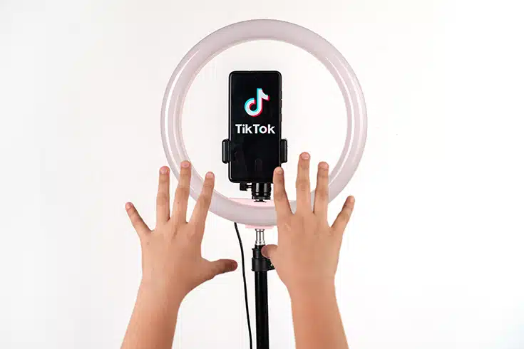 スマートフォン画面：TikTok