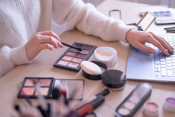 医薬品や化粧品のInstagram投稿・ストーリーでの広告に関する薬機法の規制とは?