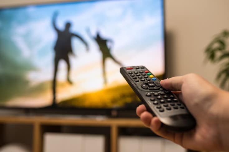テレビの視聴時間をインターネットの利用時間が初めて超過 メディアの利用実態を解説