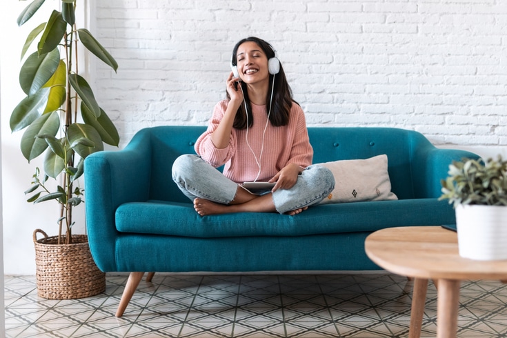 Mujer escuchando música en una tableta