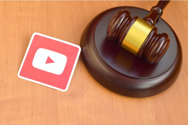 Persoon die knipvideo's van YouTubers maakt