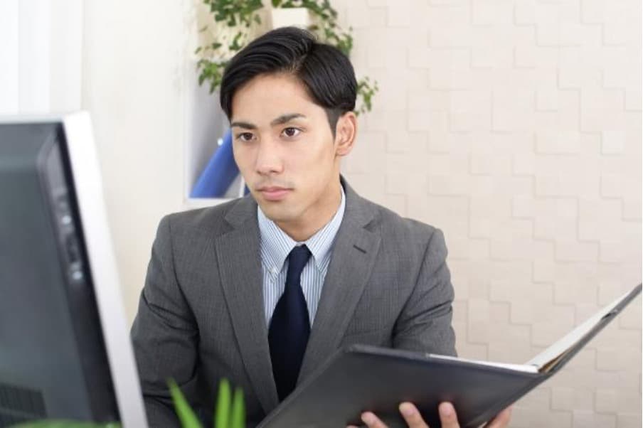 調査している男性