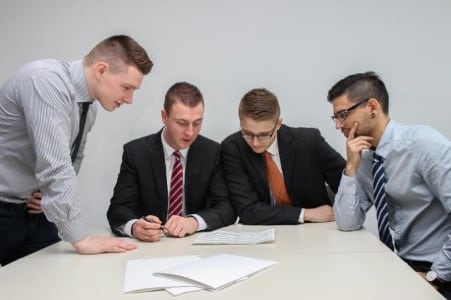 Hommes en train de vérifier un document