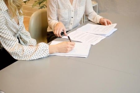 Vrouwen die een contract controleren