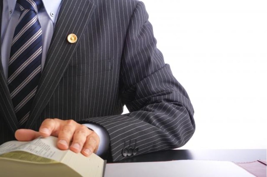 六歩全書を読む弁護士