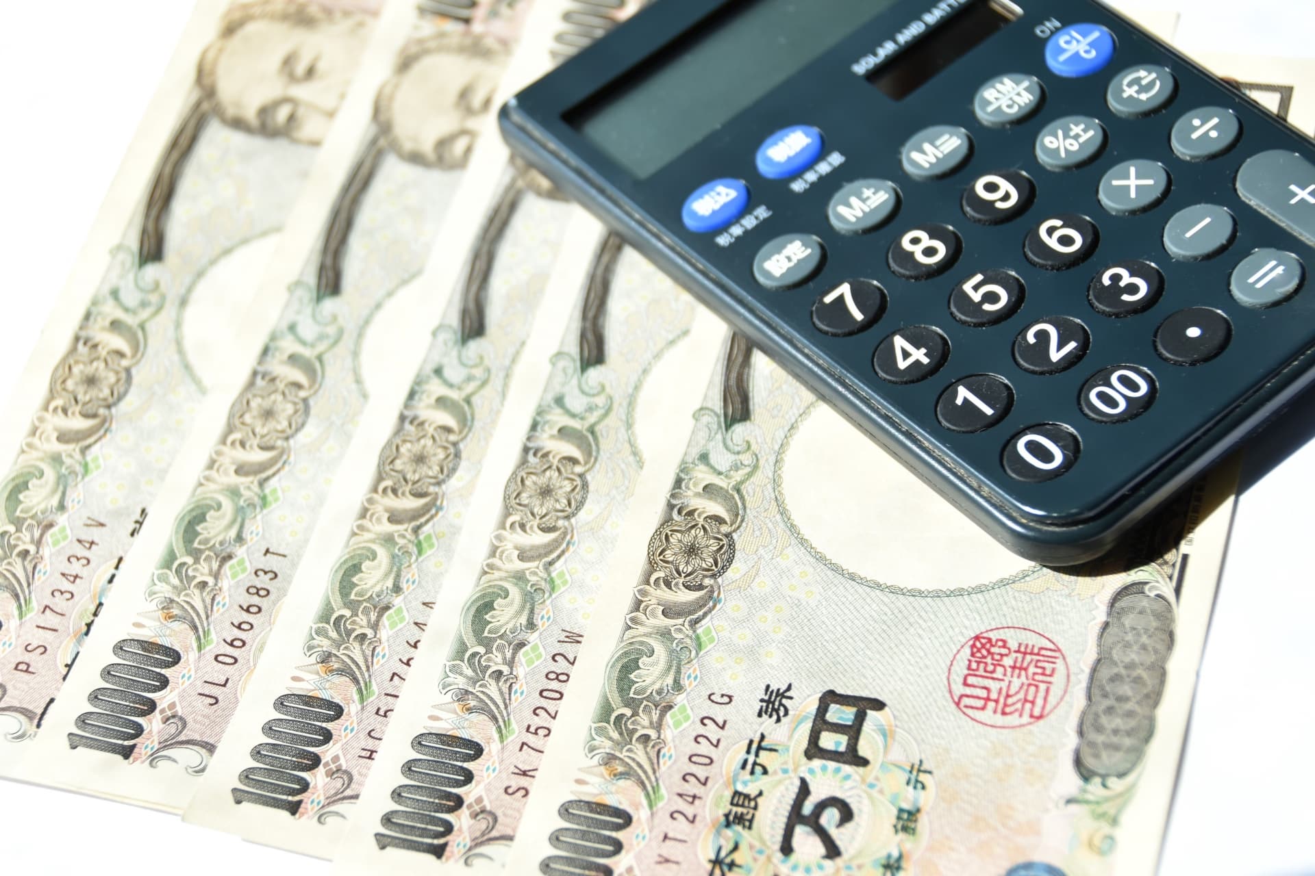 電卓と紙幣