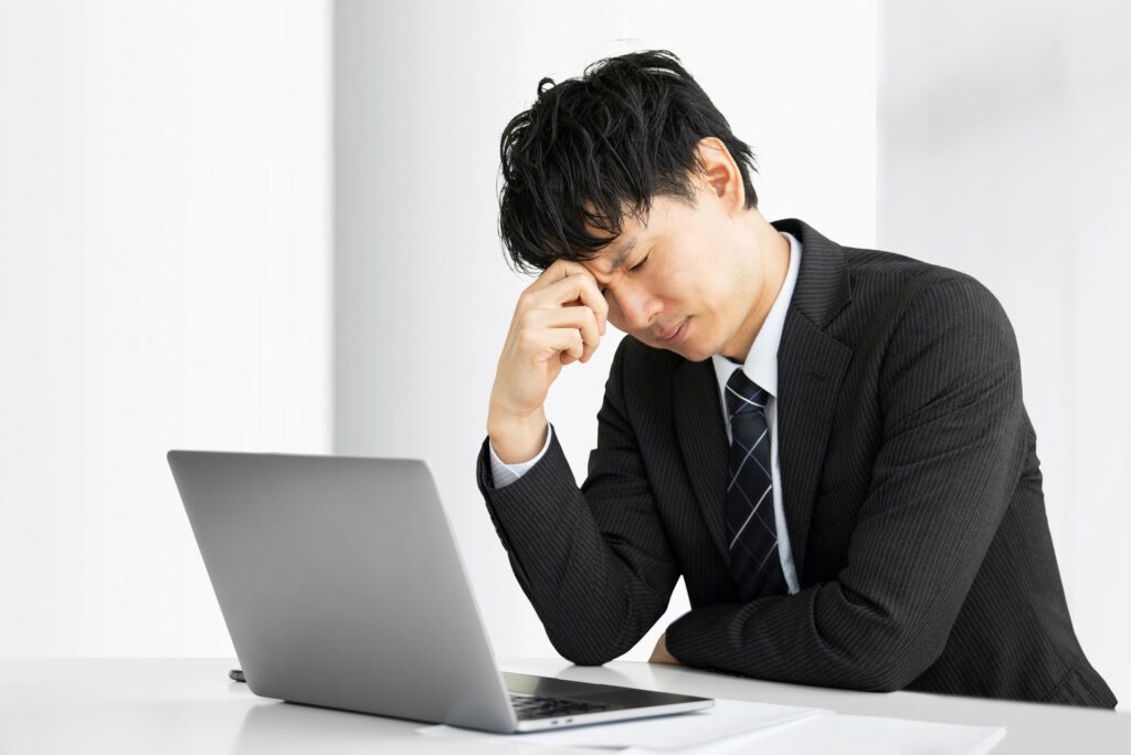 悩む男性